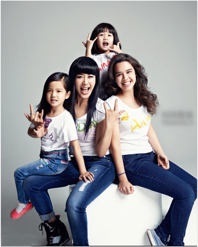 Bọn trẻ xuất hiện trên báo khá sớm vì có mẹ là ngôi sao nổi tiếng.