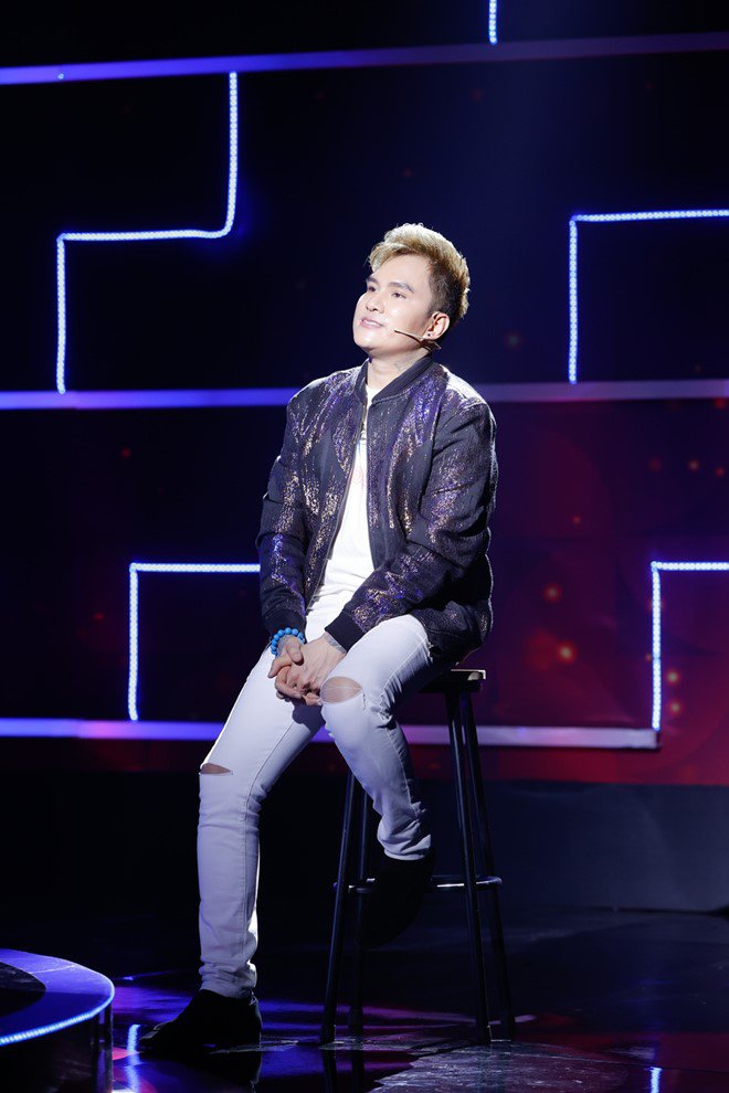 Nam ca sĩ bộc bạch có những lúc lạc đường đến khi tàn cuộc chơi thì không còn ai bên cạnh nhưng luôn có vợ chờ cuối con đường.