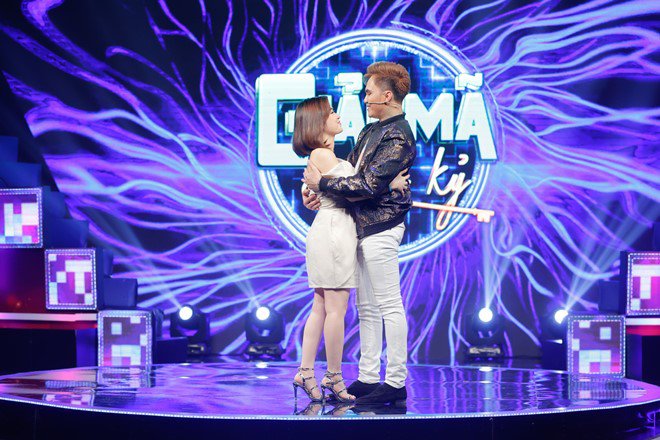 Vợ nam ca sĩ cũng chia sẻ nhờ có Lâm Chấn Huy mà cô có trách nhiệm hơn, trường thành hơn với gia đình. Cặp đôi cũng dành cho nhau cái ôm chân thành trước sự chứng kiến của MC chương trình.