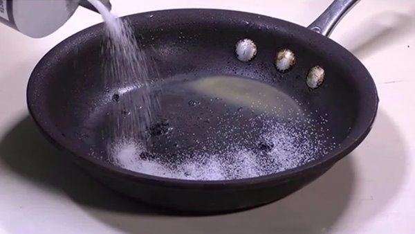 Dùng nước nóng để rửa chảo dầu mỡ là sai lầm, lý do sẽ khiến nhiều người ngạc nhiên - 3