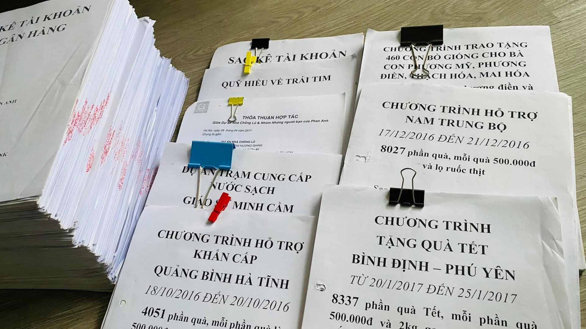  Ngoài sao kê, MC Phan Anh còn giữ các chứng từ, giấy tờ có chữ ký của từng hộ dân trong hơn 20.000 hộ, hơn 1.000 phiếu khảo sát hộ nhận bò, 460 bản cam kết của 2 hộ nhận bò chung, hồ sơ thiết kế nhà máy nước sạch...