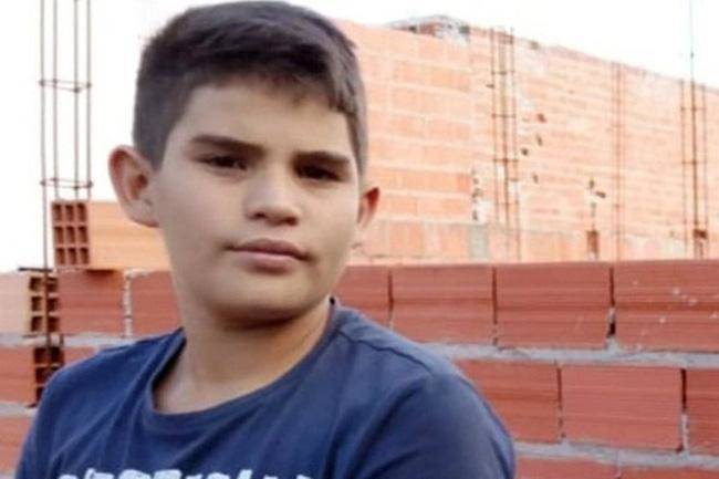 Bé trai 12 tuổi xấu số bị điện giật tử vong khi đang chơi thả diều. 