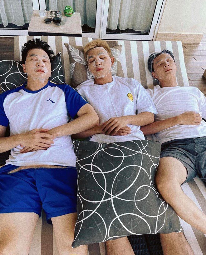 Karik - Jun Phạm - Ngô Kiến Huy nằm đắp mặt nạ bên nhau.