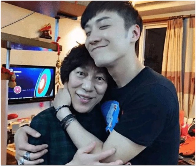 Mẹ Kiều Nhậm Lương mở kênh video hướng dẫn nấu ăn trên mạng sau khi con trai qua đời.