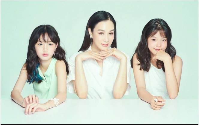 Chung Lệ Đề bên 2 cô con gái.