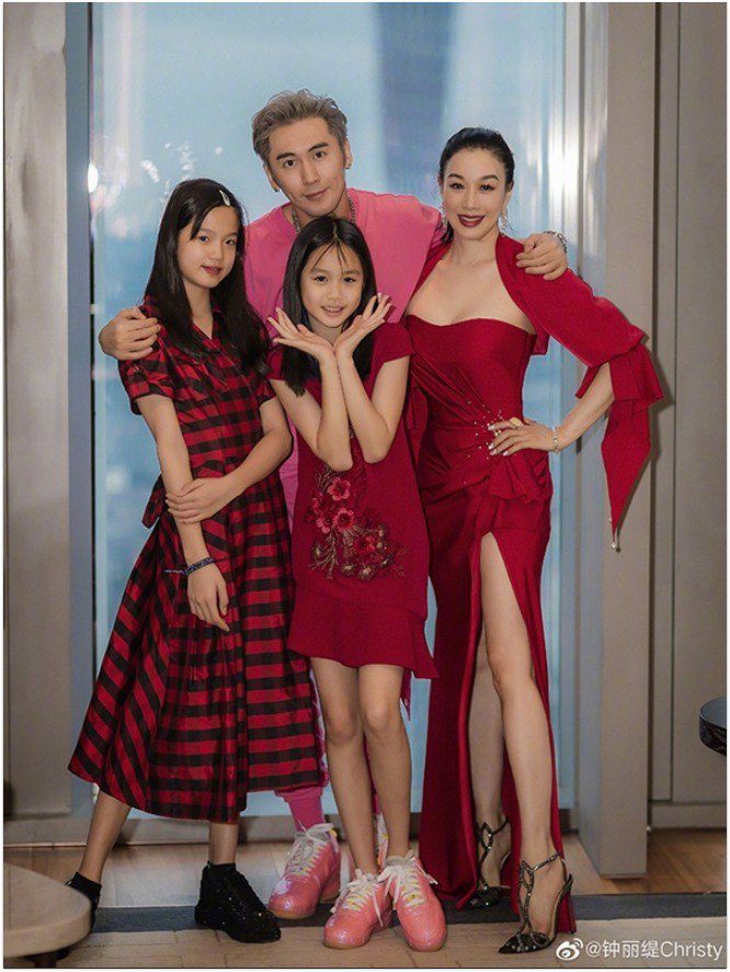 Ở độ tuổi teen, hai nhóc tỳ ngày càng lớn và ra dáng thiếu nữ.