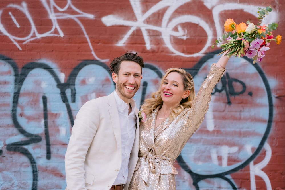 Tác giả Jen Glantz và chồng mình trong ngày cưới.