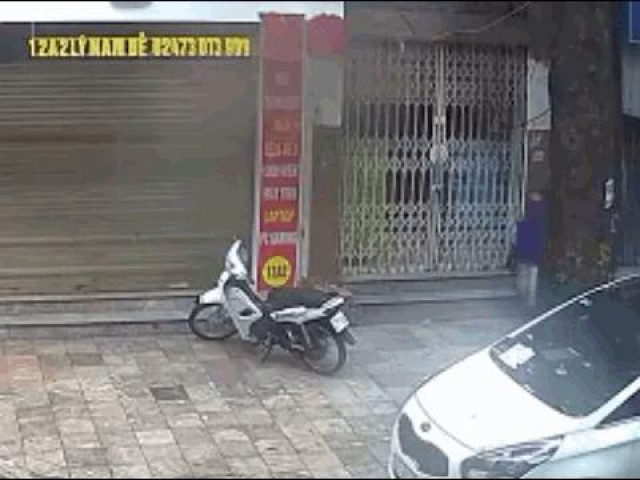 Clip Eva - Hai thanh niên bẻ khóa, trộm xe máy cực nhanh trên phố Hà Nội