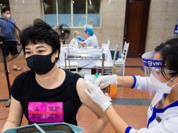  Clip: Hà Nội thần tốc tiêm vắc-xin cho người dân trong đêm 