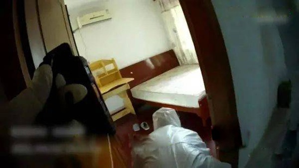 Đến trông hộ nhà bạn 2 tuần, người đàn ông hãi hùng khi nhìn xuống gầm giường - 3