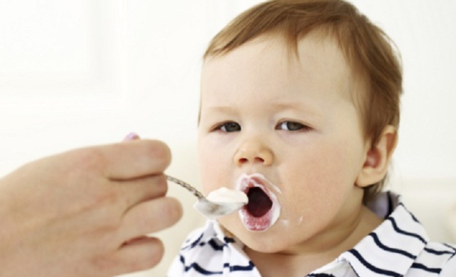 Trẻ từ 6 tháng trở lên có thể ăn sữa chua (Ảnh minh họa)