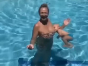 Làm mẹ - Ngực trần cho con bú tư thế lạ, mẹ bỉm được khen tuyệt đẹp, có người lại thắc mắc