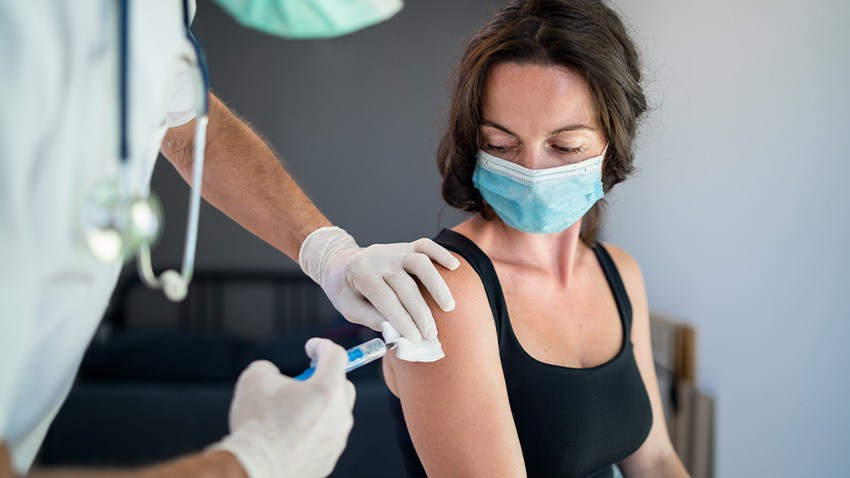 Sau khi tiêm vắc xin COVID-19 nên đợi ít nhất 2 tuần trước khi tiêm ngừa loại khác