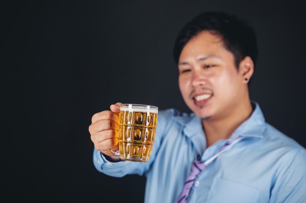 Tránh uống bia, rượu ít nhất trong 3 ngày sau tiêm. Ảnh minh họa: Freepik.