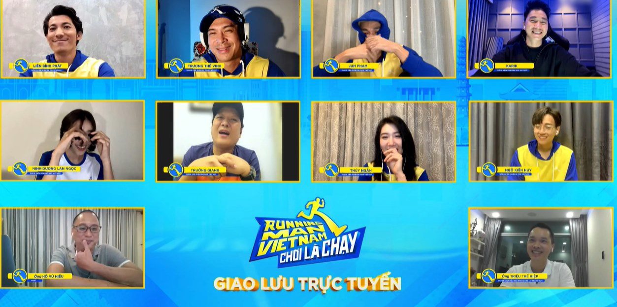 8 thành viên cùng ekip trong buổi giao lưu.