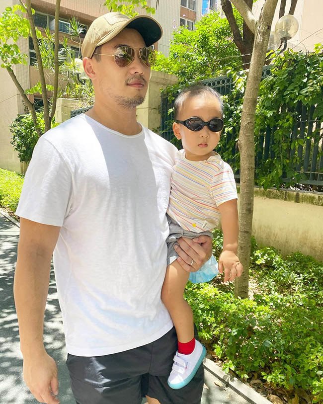 Cậu nhóc sở hữu nhiều nét giống bố. 