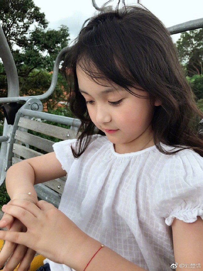 Bé gái 2 tuổi đẹp như búp bê sống nổi tiếng Trung Quốc, 10 năm sau thay đổi hẳn - 8