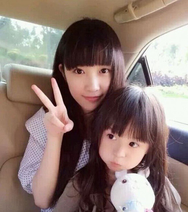 Bé gái 2 tuổi đẹp như búp bê sống nổi tiếng Trung Quốc, 10 năm sau thay đổi hẳn - 9