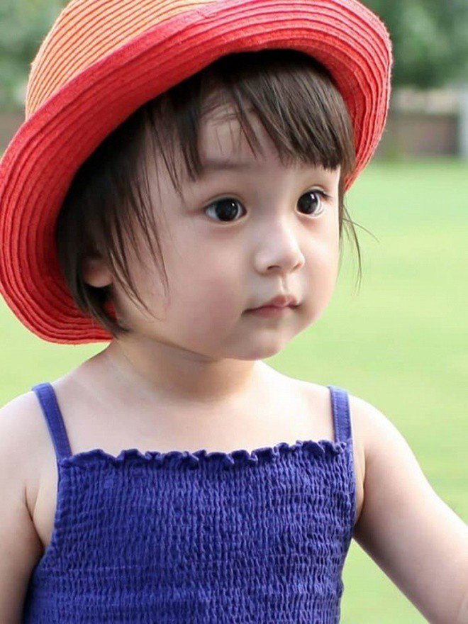 Bé gái 2 tuổi đẹp như búp bê sống nổi tiếng Trung Quốc, 10 năm sau thay đổi hẳn - 1