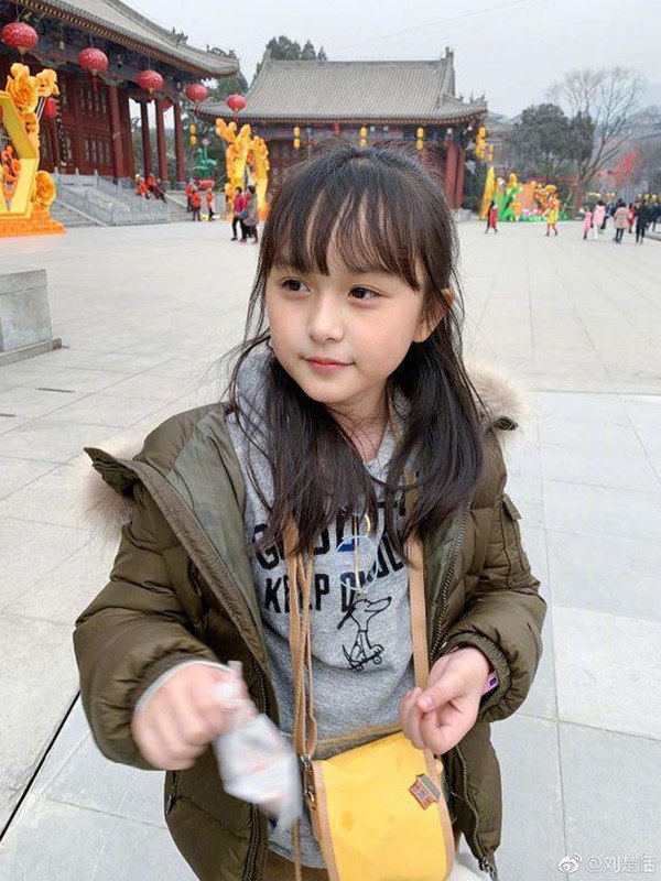 Bé gái 2 tuổi đẹp như búp bê sống nổi tiếng Trung Quốc, 10 năm sau thay đổi hẳn - 12