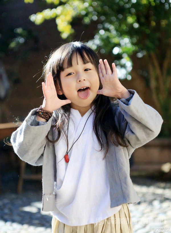 Bé gái 2 tuổi đẹp như búp bê sống nổi tiếng Trung Quốc, 10 năm sau thay đổi hẳn - 11