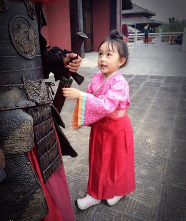 Bé gái 2 tuổi đẹp như búp bê sống nổi tiếng Trung Quốc, 10 năm sau thay đổi hẳn - 6