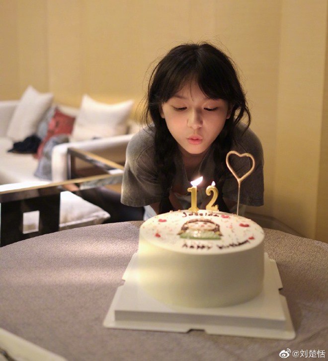 Bé gái 2 tuổi đẹp như búp bê sống nổi tiếng Trung Quốc, 10 năm sau thay đổi hẳn - 14