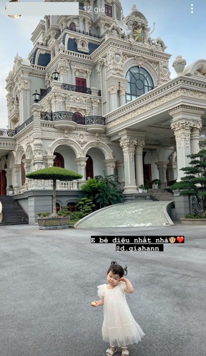 Choáng ngợp trước cảnh bé gái bên tòa lâu đài ở Nam Định, thân thế mẹ bé gây giật mình - 3