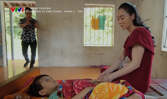 Mỗi lần bà Xuân làm từ thiện đều được bà Nguyệt và phi công Hưng quay phim, chụp ảnh nhiệt tình.