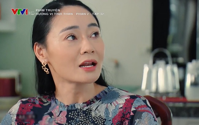 Bà tất bật ghi chép hết tất cả những khoản tiền nhận được và chi ra...