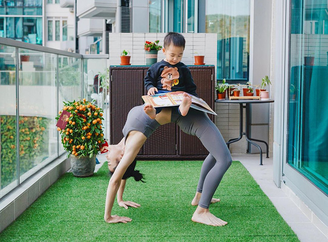 Là một người yêu vận động, bà mẹ trẻ đã sớm rèn luyện cho con trai thói quen vận động để tốt cho sự phát triển.