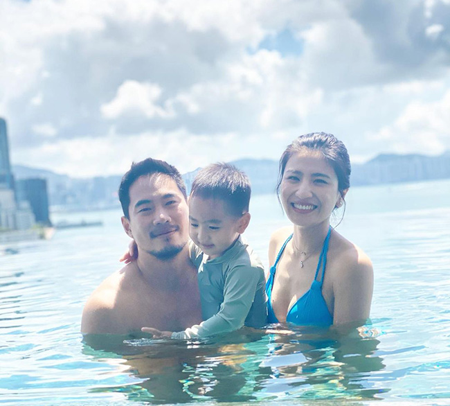 Bà mẹ một con đã sớm cho con trai học bơi.