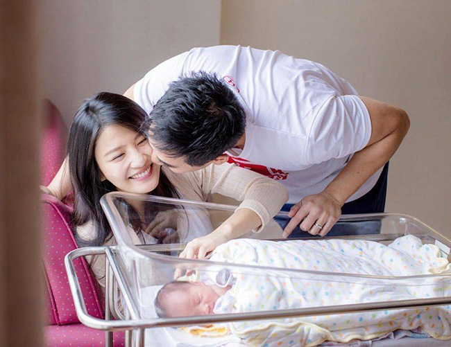 Chồng cô luôn túc trực ở bệnh viện cùng cô trò chuyện, và trở thành chỗ dựa vững chắc.