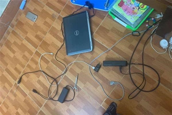 Bé trai Hà Nội học online bị điện giật, nhiều trường hợp trẻ TQ dùng smartphone cũng nguy kịch - 3