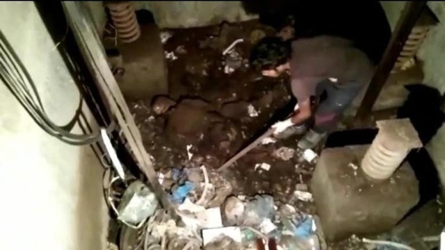 Sửa thang máy của bệnh viện đã hỏng 24 năm, công nhân bàng hoàng phát hiện sự thật bên dưới - 1