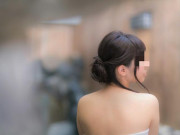 Tin tức - Thấy chiếc điện thoại rung trong khe cửa nhà tắm, người phụ nữ phát hiện sốc về đồng nghiệp