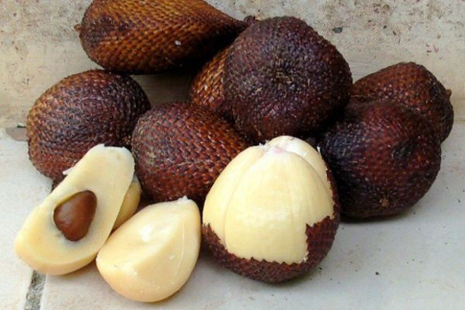 Ngoài ăn như trái cây thông thường, mây gai còn có thể mix chung cùng các loại quả khác để làm nên món hoa quả dầm lạ miệng hoặc bánh bông lan vị mây thái.