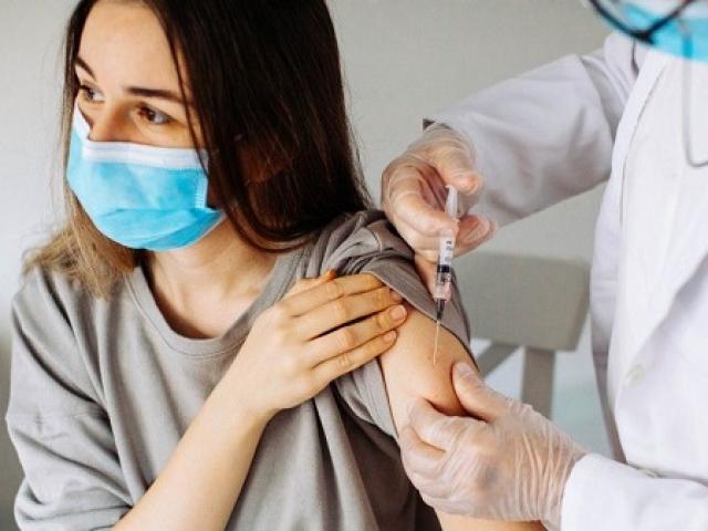 Phụ nữ hay bị hành hơn khi tiêm ngừa COVID-19, đừng tưởng do đàn ông khỏe hơn