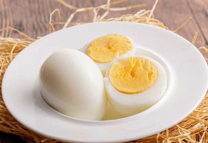 Luộc trứng không cho ngay vào nồi, thêm bước ngâm này trứng mềm ngon, vỏ chạm vào là bong ra - 1