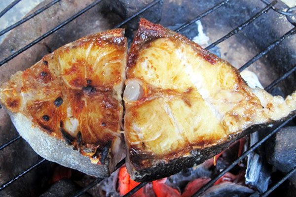 Cá bớp nướng than hoa là đặc sản nổi tiếng Phú Yên.