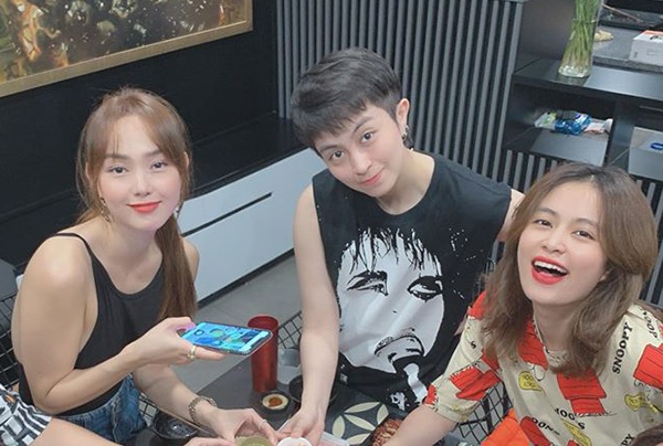 Bức ảnh hiếm hoi cả 2 ngồi cạnh nhau trong một dịp có Minh Hằng.