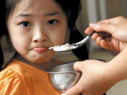 Sức khỏe - Có nên cấm trẻ con chan canh khi ăn cơm? Ăn không nhai có hại cho bé thế nào?