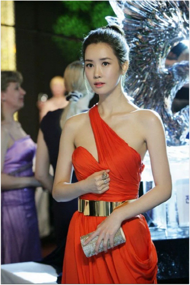 Cô được khen ngợi nhờ nhan sắc và vóc dáng.