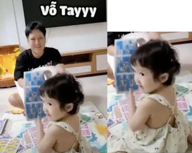 Trước đó, cô bé đã từng lộ nửa gương mặt trong clip học tiếng Anh với bố.