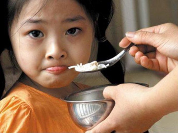 Có nên cấm trẻ con chan canh khi ăn cơm? Ăn không nhai có hại cho bé thế nào?