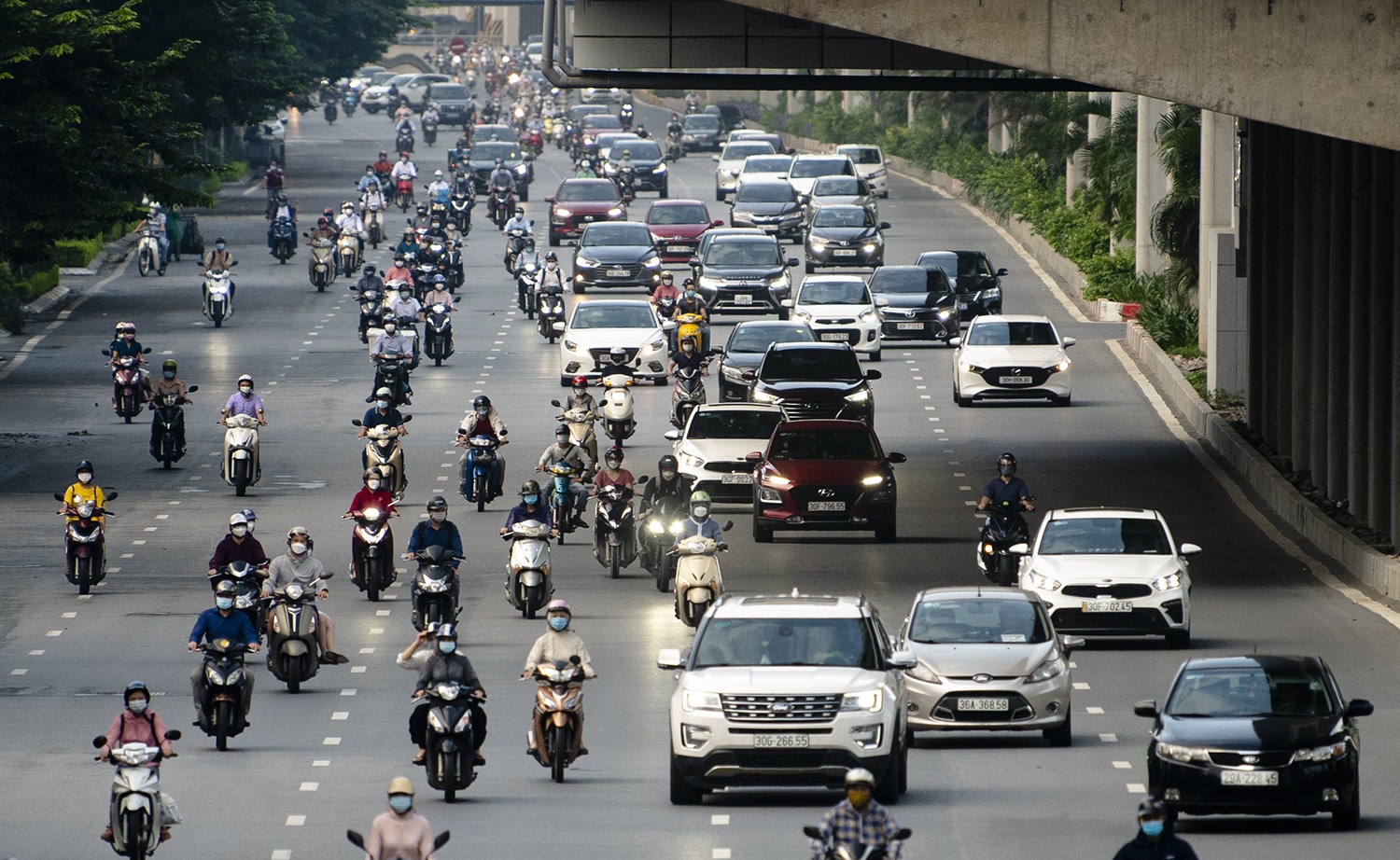 Tại tuyến đường Nguyễn Trãi, mật độ phương tiện tham gia giao thông khá đông trong buổi sáng hôm nay.