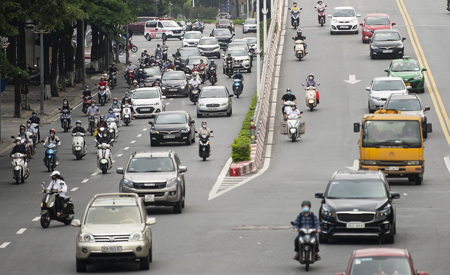Đường phố Hà Nội nhộn nhịp trở lại sau khi nới lỏng giãn cách tại nhiều quận, huyện - 4