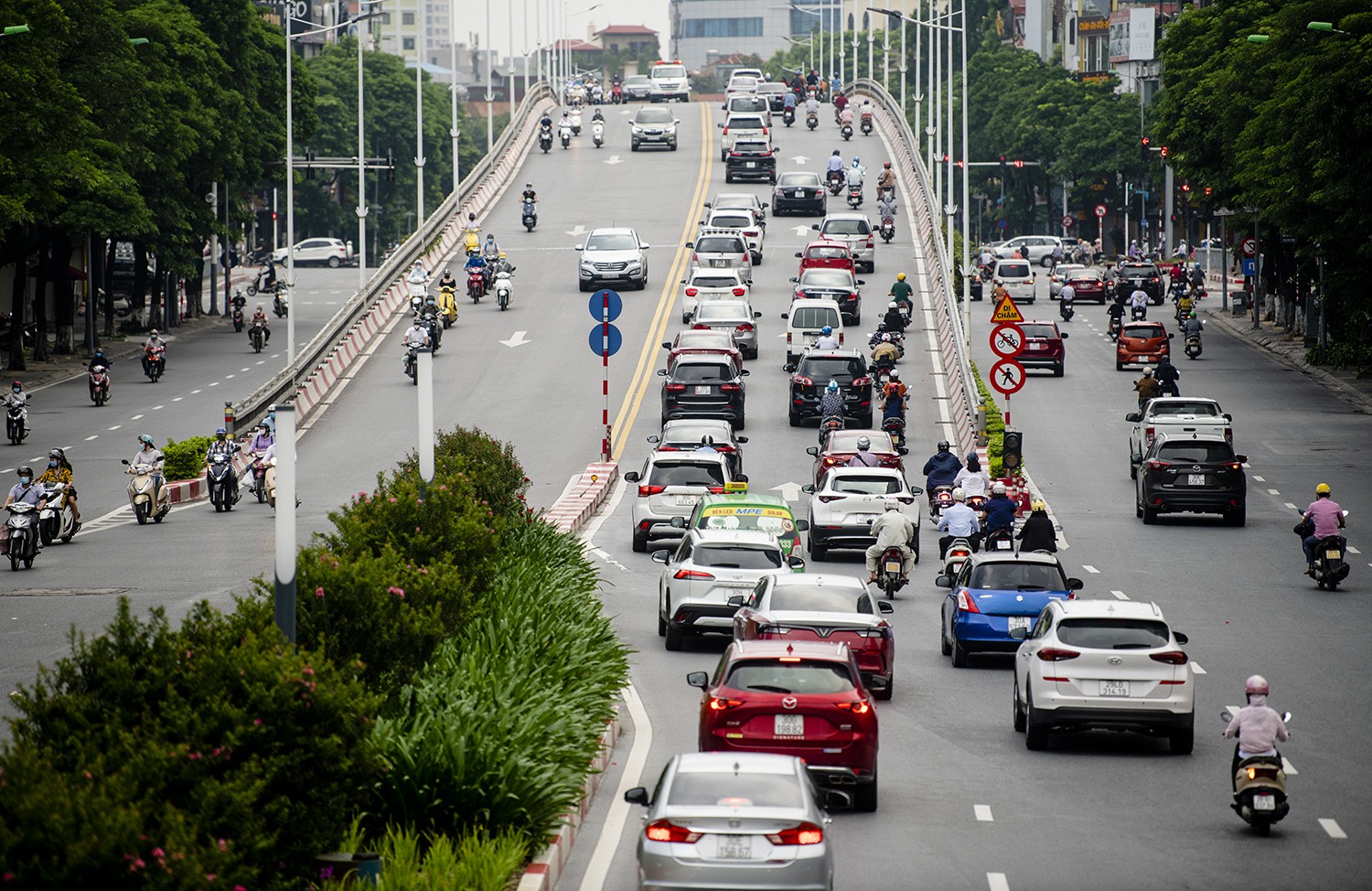 Phương tiện nối đuôi nhau qua cầu vượt Trần Duy Hưng - Nguyễn Chí Thanh.