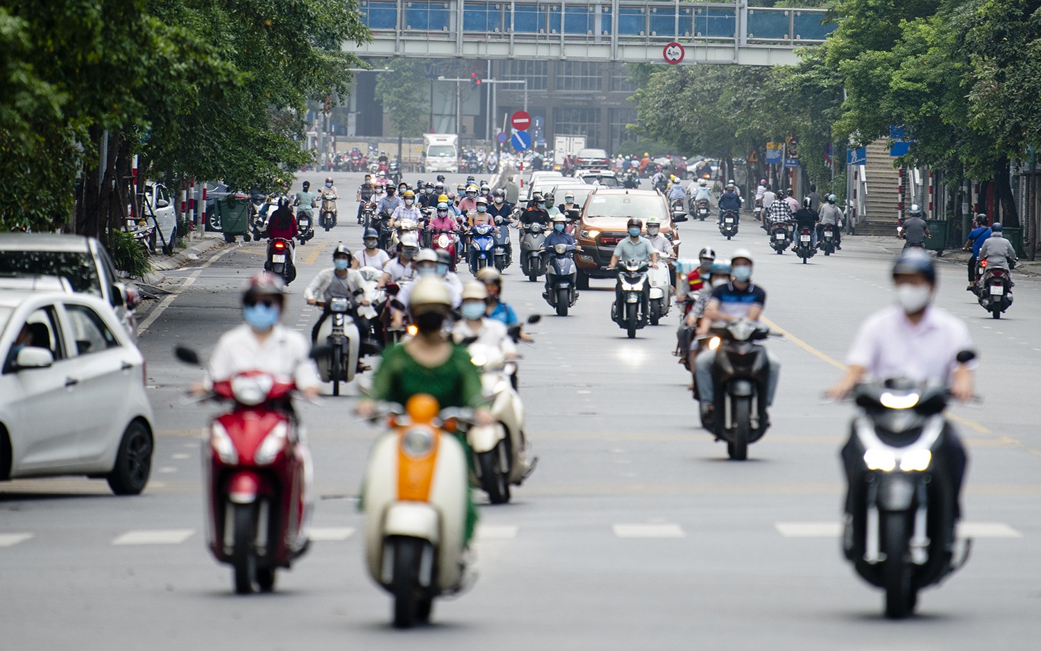 Trên đường Phạm Ngọc Thạch, lượng phương tiện cũng tăng lên đáng kể so với những ngày đầu Hà Nội mới áp dụng lệnh giãn cách theo Chỉ thị 16.