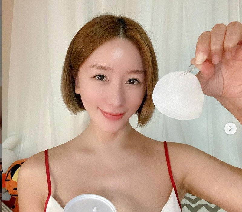 Ga Yeon là gương mặt quảng cáo được nhiều nhãn hàng mời hợp tác, cô cũng thường xuyên chia sẻ bí quyết dưỡng da, giữ dáng lên mạng xã hội.
